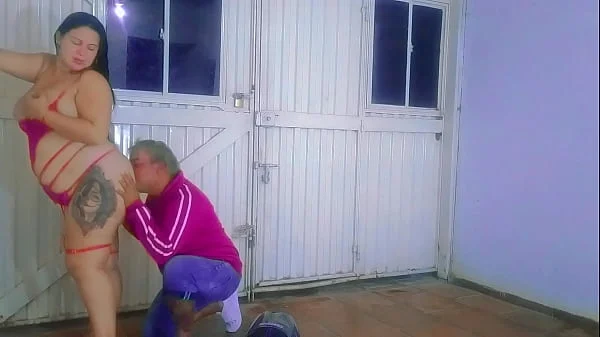 The delivery man fucks me. I receive the delivery man in lingerie and I end up getting fucked, he puts his cock without a condom in my wet pussy. Would you have fucked me too? I am a chubby girl with big tits who is very horny